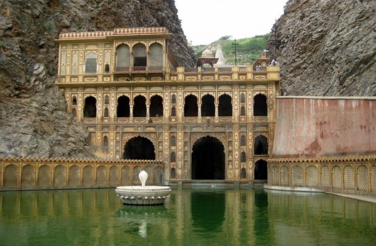 Đền Galtaji – ‘ngôi đền Khỉ’ độc đáo ở Jaipur Ấn Độ