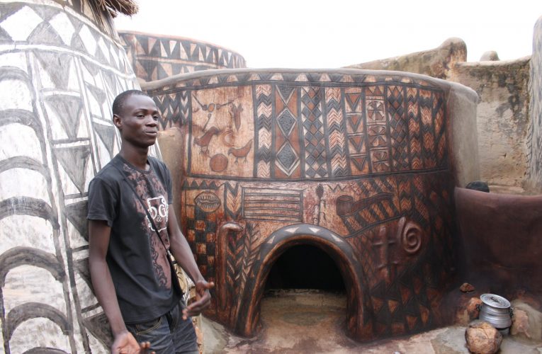 Tiebele, ngôi làng dựng lên từ đất sét với vẻ đẹp liêu trai, quái dị ở Tây Phi